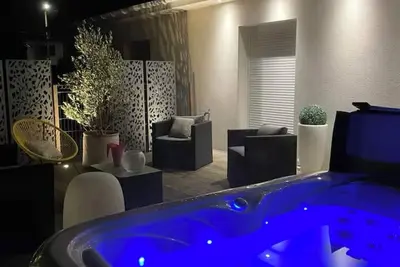 Image de Maison chaleureuse avec jacuzzi située dans un hameau calme et reposant