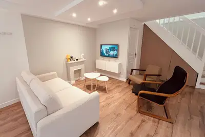 Image de Appartement à 2 pas du port, des commerces et du marché. Idéal pour les familles