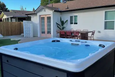 Image de Gyro Beach home, Okanagan lake, Hot Tub, fire pit, outdoor shower. 3 bedrooms.