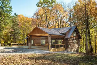 Image de Luxurious Forest Getaway at Historic Baughman Park New Log Cabin 2