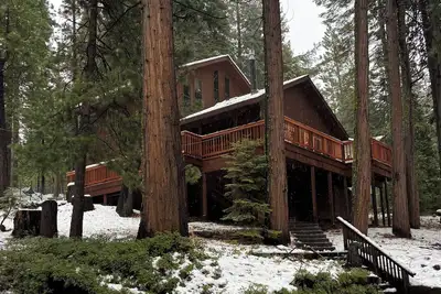 Image de Luxury meets the mountains! Newly remodeled 3 bedroom cabin! Ev Charger!