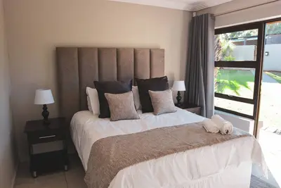 Charming 2-bedroom lodge in peaceful Krugersdorp with WiFi