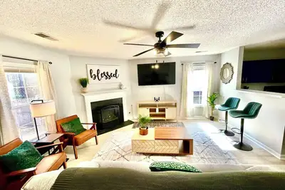 Image de Charming 3-bedroom. Trail & Lake Access. Minutes from Ft. Jackson and Downtown.