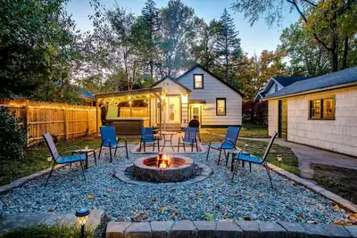Image de Private Unit—Hot Tub—Walk to Nd