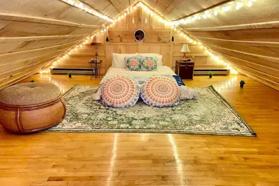 Image de Penthouse Cabin Boho Loft, 3 balconies & Jetted Jacuzzi tub w/ Sunset View!