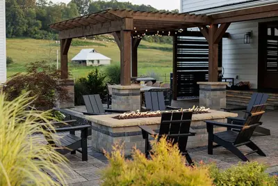 Image de Scenic farm escape w/ resort style patio, hot tub and designer kitchen!