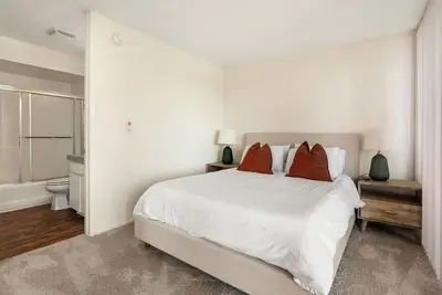 Image de Onyx Oasis - Bold Marina 2br Gem Indoor fireplace Water view