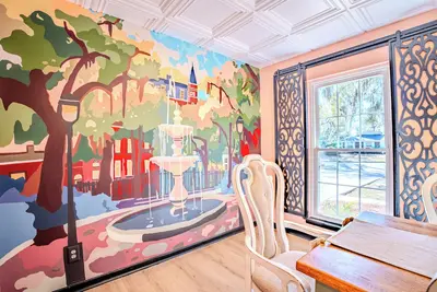 Image de \"Spirit of Savannah\"- 4 min to Dwntn- Hot Tub-Game Room-Sleeps 8-Disc Golf