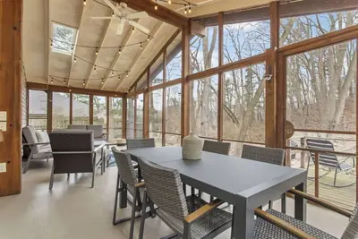 Image de Stylish & Spacious Home with Hot Tub & 3-Season Deck