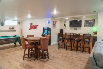 Image de Nfl Draft Hq with Bar & Games