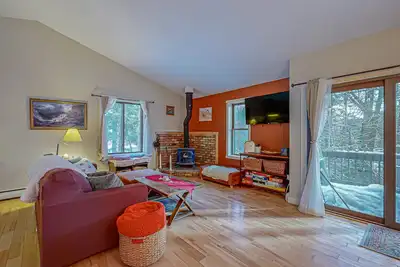 Image de Cozy end-unit dog-friendly condo w/ patio, balcony, board games, w/d, wifi, TVs
