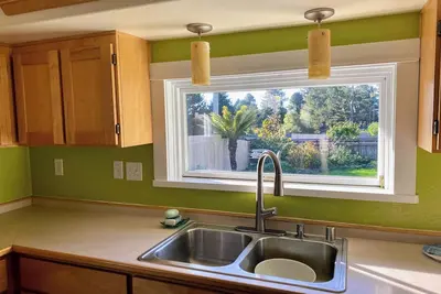 Image de Stunning roomy 4-bedroom home, near the beach. Stay for a month @ 1/2 the price!