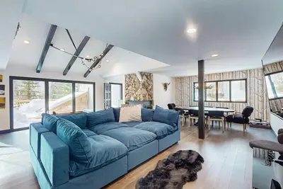 Image de Charming Vail House with Cozy Fireplace, Jetted Tub & Scenic Mountain Views