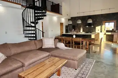 Image de Modern Home in Peaceful Location W/ Pool - Sleeps 12!