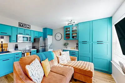 Image de Bright condo w/ patio, two living areas, pond view & arcade games