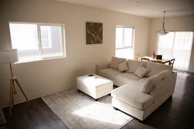 Image de Business Traveler’s Haven – 2 Bedrooms, 2 Bathrooms with 1 Office.