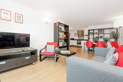 Image de Bright Riverfront 2br W/parking, 10min Woolwich St