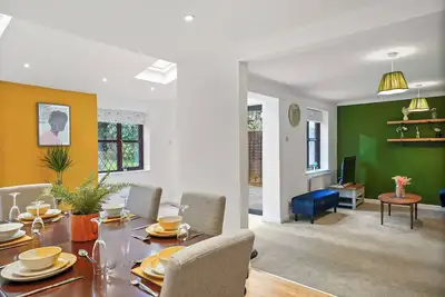 Image de Beautiful 5 bedroom house in Stone, Aylesbury, 2 Free parking