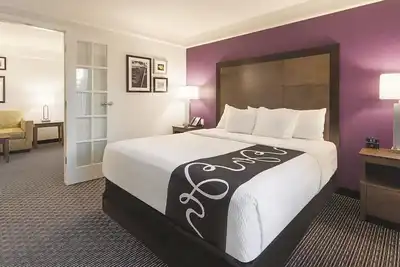 Image de Spacious King Suite at La Quinta Inns & Suites, Relaxing Pool, Near Golf Courses