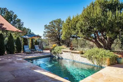 Image de Mid-century Modern Sedona Views Heated Pool