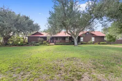 Image de Cozy farmhouse right outside the city. Perfect for a getaway with big groups.