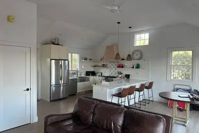 Image de 3 bedroom home with lake views of lake Wequaquet.