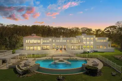Image de Beachfront Mega Mansion