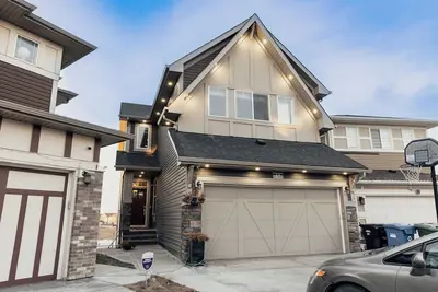 Image de \nFamily-Sized 4 Br Home Close to Banff National Park\n10 mins to Calgary airport\n