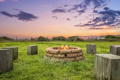 Image de Beachside 3br Retreat | Ocean Views, Firepit & Pet Friendly