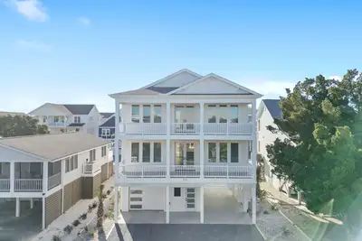 Image de \"Sea Ya at Holden\" Brand New 4 Bedroom, 4. 5 Bath Home w/ Private Pool and Elevator!