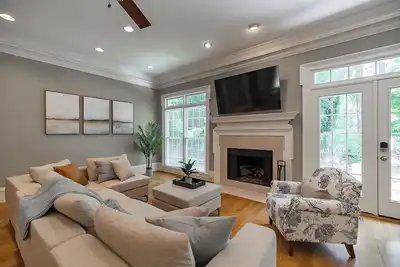 Image de Classic City Weekday Retreat ~ Five Points ~ Privacy ~ Hot Tub + Outdoor Dining