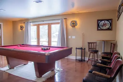 Image de Spacious 4br Fennville Farmhouse on 20 acres w/ Pool Table