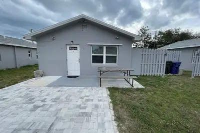 Image de Charming cottage for 2 across warm mineral springs park