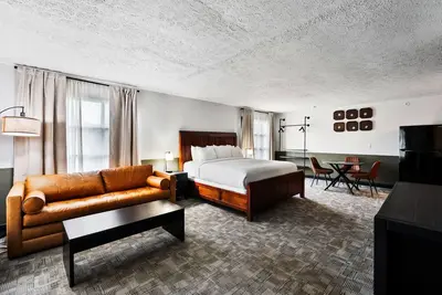 Image de New King Suite with Fireplace & Kitchenette