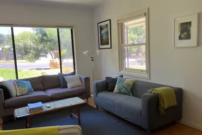 Image de A Relaxed Coastal Home. Pet-friendly!