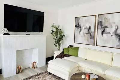 Image de Cozy 2bd Vintage Home with Parking | 8 min to Niagara falls| Hot Shower, 65” Tv