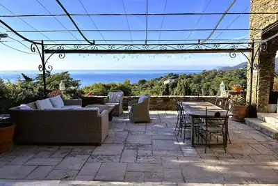 Image de Villa climatisée pour 8 personnes avec piscine privée et vue mer à Carqueiranne