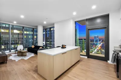 Image de K-Town 2b\/2ba Lux Sky Rise with Ac, fitness room