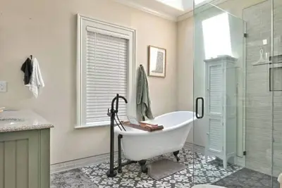 Image de Historic Charm Meets Modern Comfort at the 2 bedroom Bybee Estates Carriage home