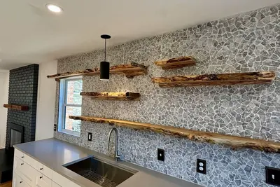 Image de Stones Throw Chateau: Modern-Rustic 4 Br\/2ba Mtn View Home close to Everything\n\n