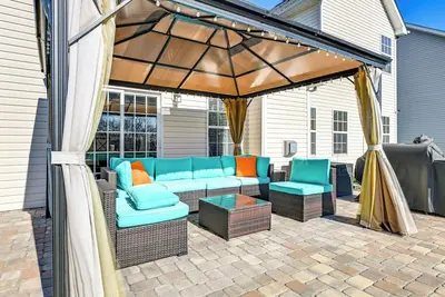 Image de 6 Mi to Charlotte Motor Speedway: Home w\/ Fire Pit