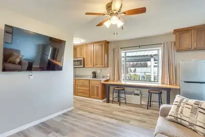 Image de Walk to Oakland City University: Modern Apartment!