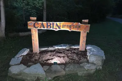 Image de “Cabin by the Creek” located in Historic New Richmond, Ohio 3br 2. 5b sleeps 11