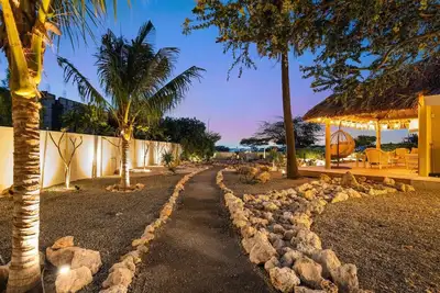 Image de Stylish 4-Bedroom Seafront Getaway at Pelican Beach House by Bocobay