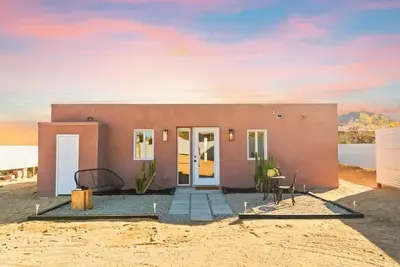 Image de 🌵In town close to everything! 2-bedroom house fire pit + telescope, kid friendly