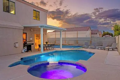 Image de Rare 6br Gem w/ Pickleball, Pool, & Arcade in Nlv