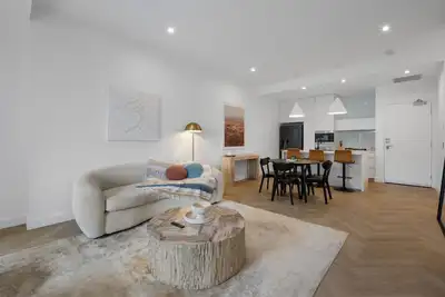 Image de Luxury 2-bedroom apartment in the heart of Broadbeach with a private courtyard.