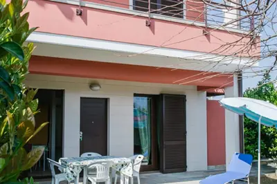 Ref. 52 Summer rental – Stand-alone house with garden, sleeps 4, Pet Friendly