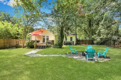Image de Pet Friendly Home with Fenced Yard, Conveniently Located!