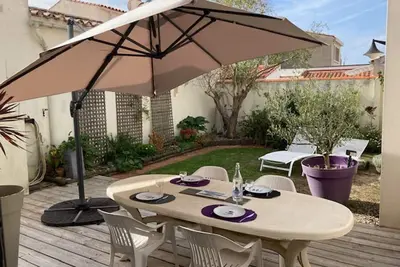Image de Maison rénovée avec jardin et terrasse au cœur de La Chaume, proche plage, WiFi